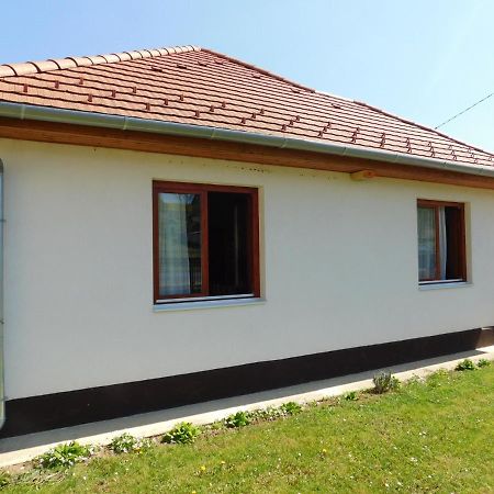 8888 Apartmanház Lispeszentadorján Exteriér fotografie